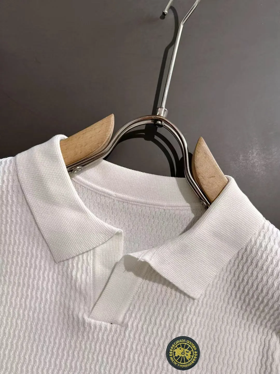 Next day shipment P300 High quality Big Goose 2025 new summer men's lapel short-sleeved knitted fabric Made of combed cotton yarn knitted cotton fabric, pure cotton high-weight special yarn, it feels full of weight when weighed, and the upper body is more textured than ordinary knitted fabrics. This texture can cope with the weather. Perfectly produced stitch by stitch according to the original version! Show nobility. Sizes: M to 3XL